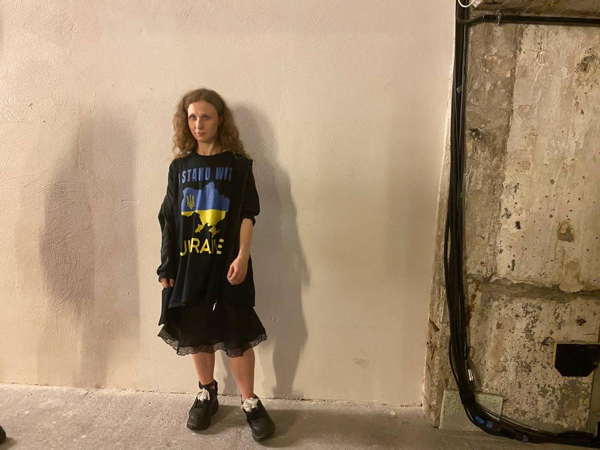 Молодая русская дева укротила два больших хера в своей жопе и пизде