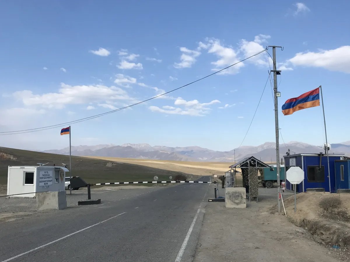 A checkpoint on the border of Armenia and Karabakh. Photo: Irina Tumakova, exclusively for Novaya Gazeta Europe