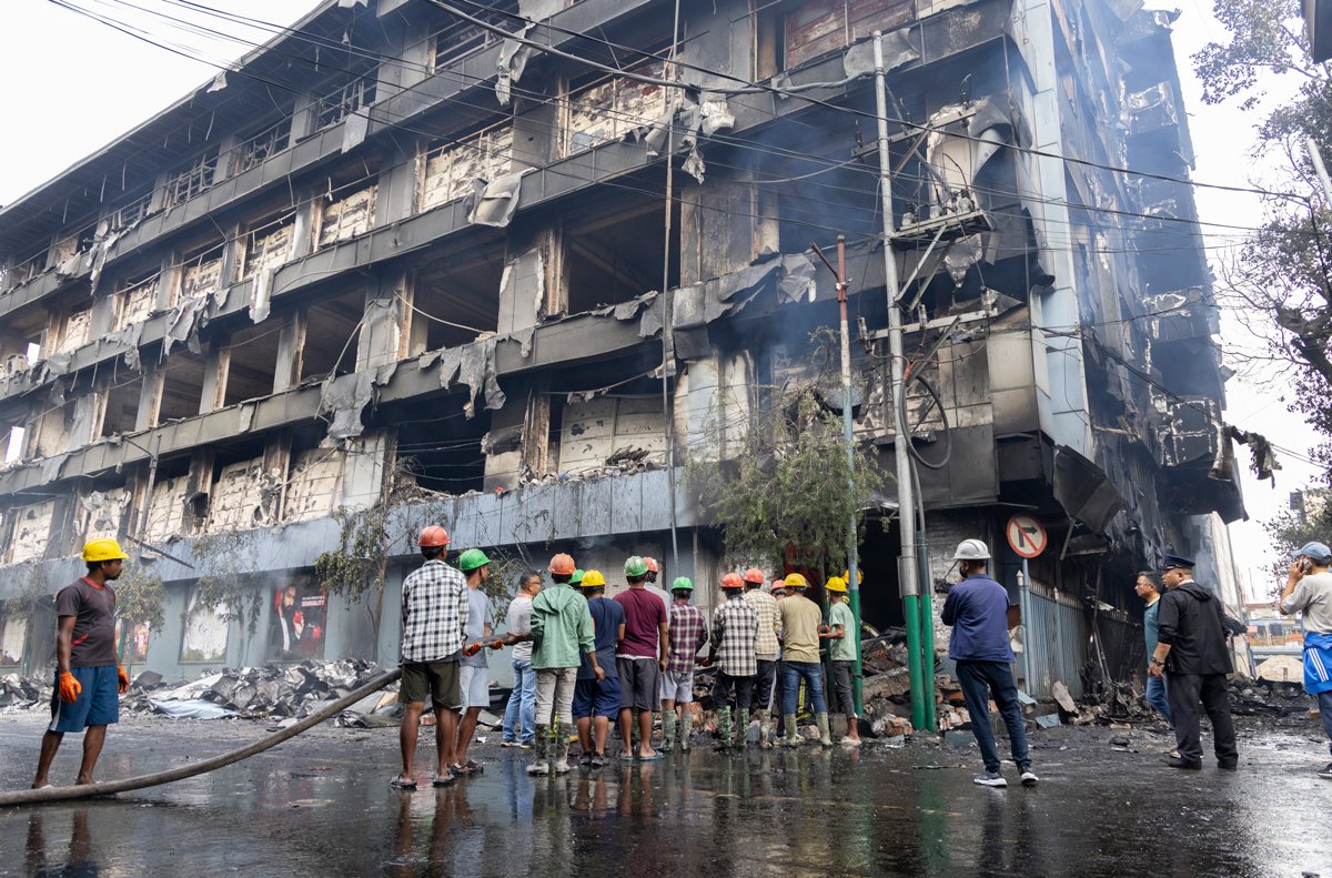 Люди пытаются потушить пожар в супермаркете Bhat-Bhateni в Катманду, Непал, 10 сентября 2025 года. Фото: Narendra Shrestha / EPA