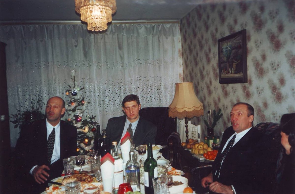 ОПГ «Великолукские»: Виктор Гавриленков (слева) и Николай Гавриленков (крайний справа). Фото: Telegram-канал «Эпоха криминальных войн»