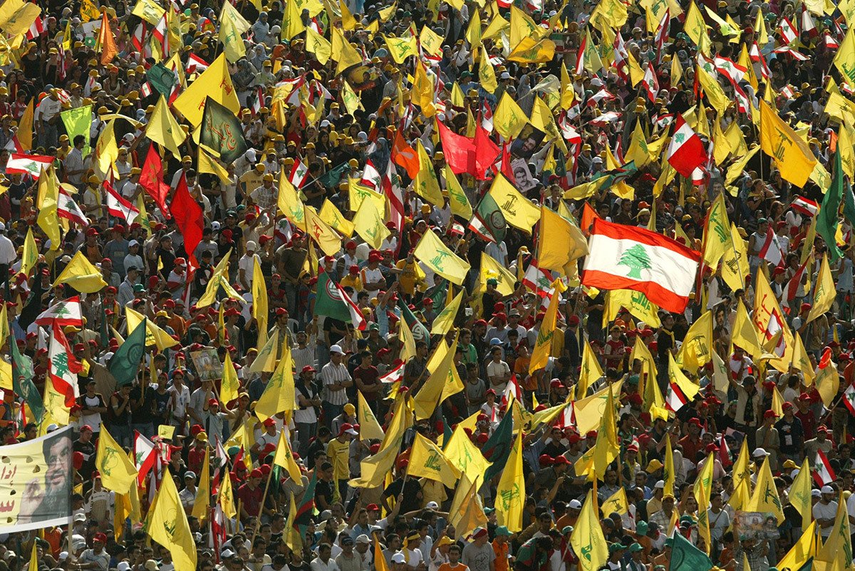 Сторонники движения «Хезболла» размахивают флагами во время митинга «Победа над Израилем» в пригороде Бейрута, Ливан, 22 сентября 2006. Фото: Salah Malkawi / Getty Images