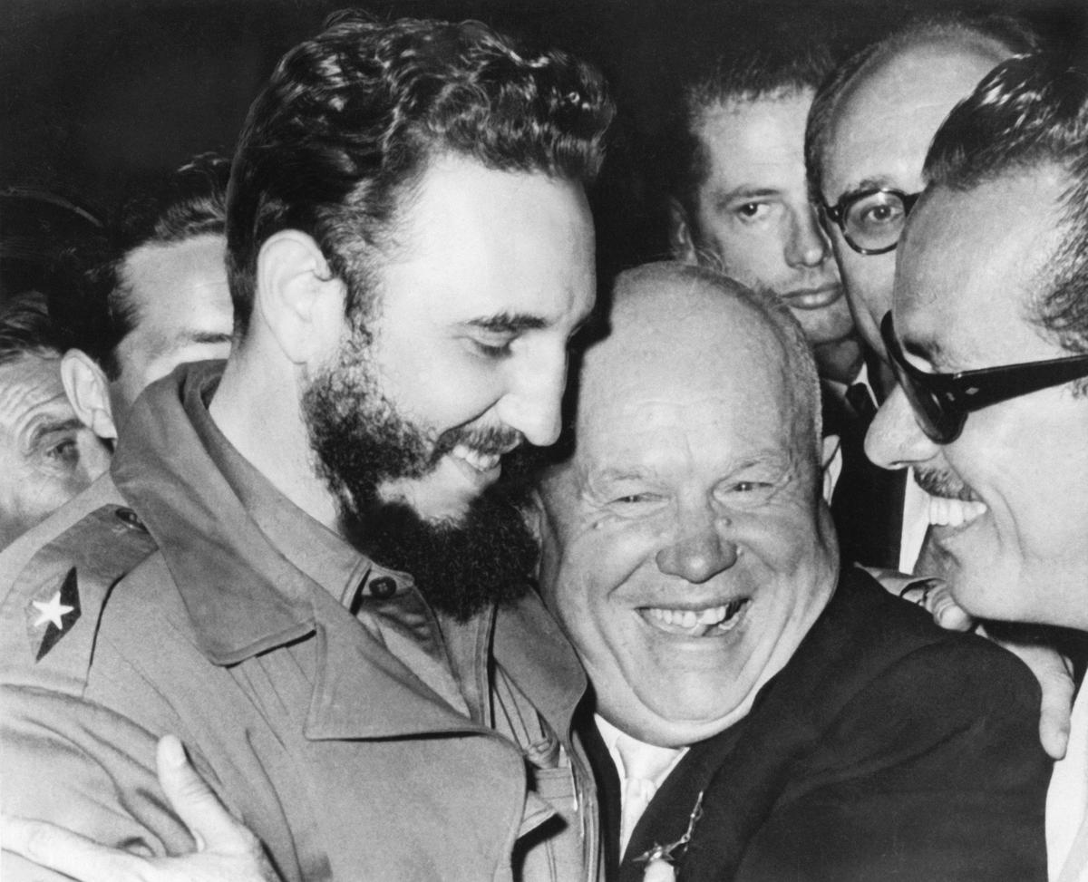 Премьер-министр Кубы Фидель Кастро и первый секретарь ЦК КПСС Никита Хрущев во время встречи В ООН, Нью-Йорк, 1960 год. Фото: Underwood Archives / Getty Images