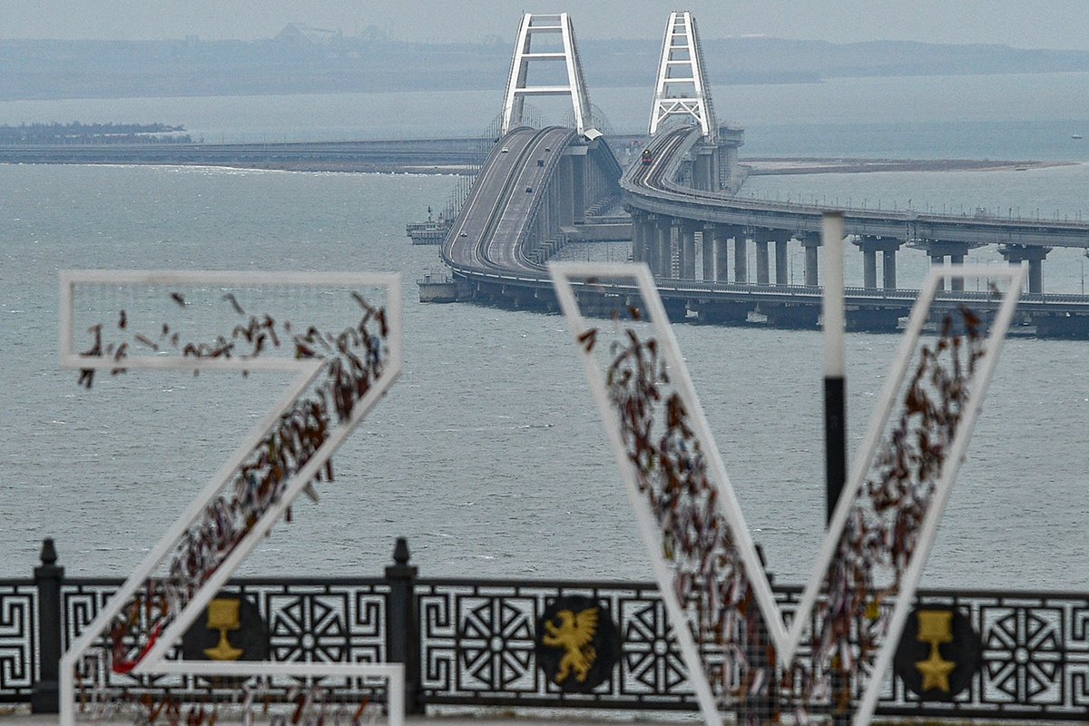 Общий вид Крымского моста в Керчи, Крым. Фото: EPA-EFE