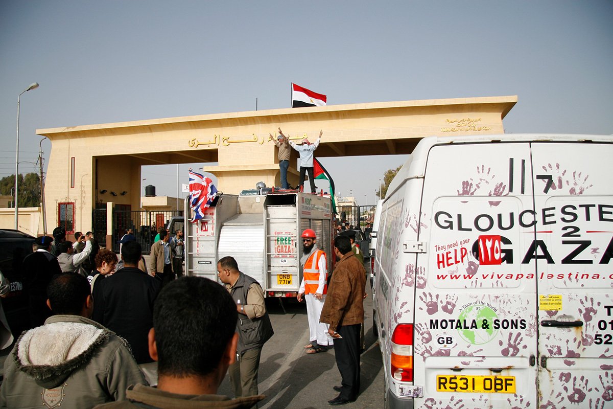 Пограничный переход Рафах — британский конвой с гуманитарной помощью въезжает в сектор Газа из Египта в 2009 году. Фото: gloucester2gaza / Flickr (CC BY-SA 2.0 DEED)