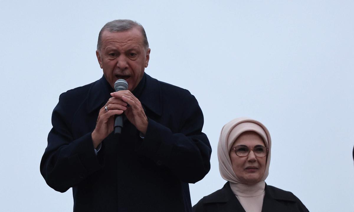 Реджеп Эрдоган с женой Эмине. Фото: EPA-EFE / TOLGA BOZOGLU