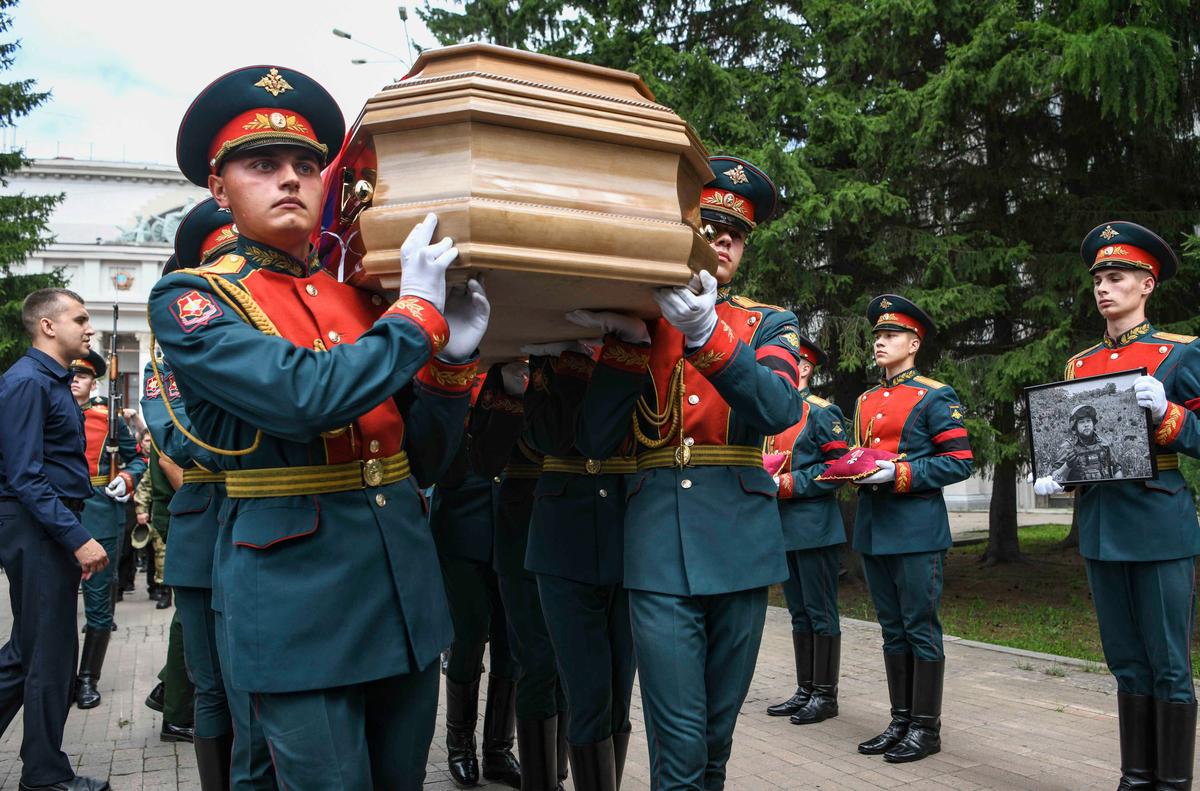 Похороны российского военного фотокорреспондента Ростислава Журавлева, погибшего в Украине. Фото: EPA-EFE / VLADIMIR PODOKSYONOV