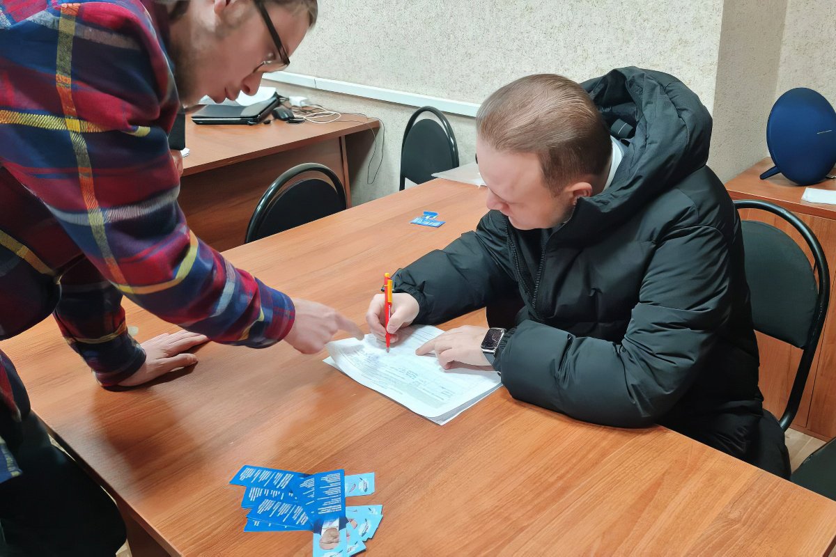 Даванков ставит подпись за Бориса Надеждина в Ярославле, фото: ЧЕпыжи / Telegram