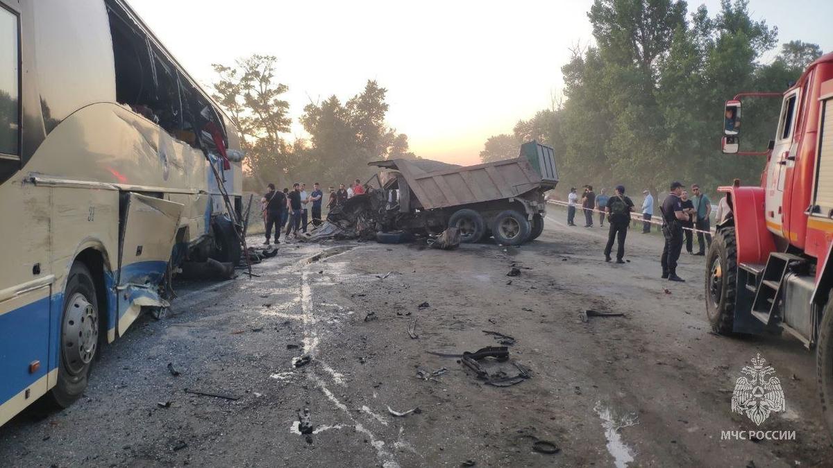 В Дагестане столкнулись автобус, грузовик и легковой автомобиль. Погибли 8  человек, еще 16 пострадали — Новая газета Европа