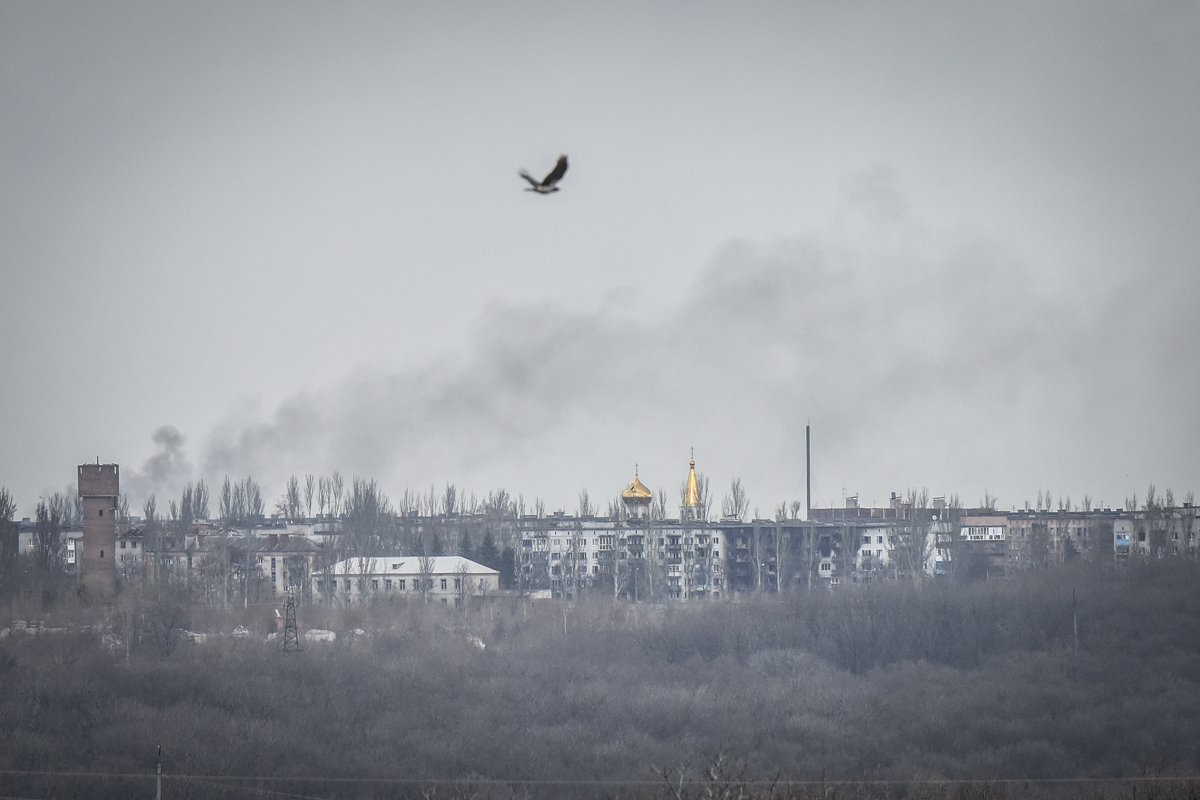 Дым на фоне города Часов Яр недалеко от Бахмута, Донецкая область, Украина, 7 апреля 2023 года. Фото: Олег Петрасюк / EPA-EFE