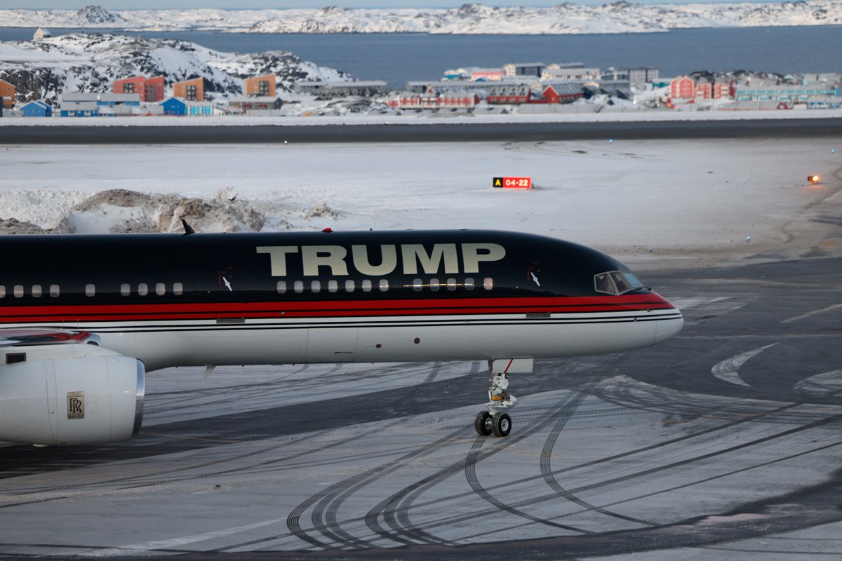 Самолет с Дональдом Трампом-младшим в аэропорту в Нууке, Гренландия, 7 января 2025 года. Фото: Emil Stach / EPA