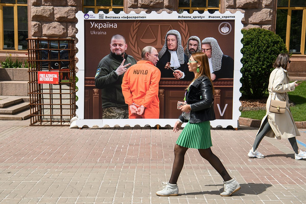 Баннер в виде почтовой марки с изображением Путина в качестве обвиняемого в Гаагском трибунале установлен в центре Киева, Украина, 9 мая 2023 года. Фото: Максим Марусенко / NurPhoto / Shutterstock / Vida Press