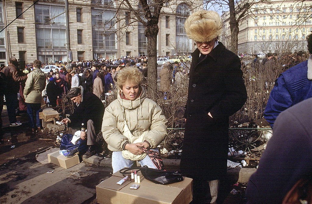 Стихийная уличная торговля на Лубянке, Москва, 1990 год. Фото: Francoise De Mulder / Roger Viollet / Getty Images