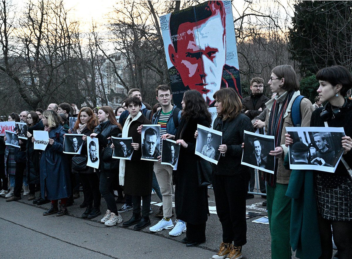 Демонстрация в памяь об Алексее Навальном, 16 февраля 2024 года на площади Бориса Немцова в Праге, где расположено посольство России. Фото: Michal Krumphanzl / CTK / ddp / Vida Press