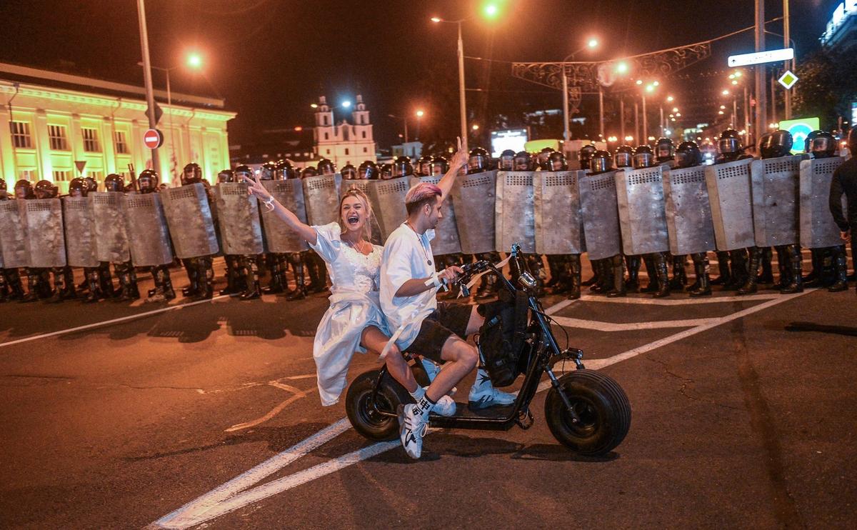 Protesters in Minsk in front of riot police during an anti-Lukashenko protest after polling in the country’s 2020 presidential election ended, 9 August 2020. Photo: EPA-EFE / YAUHEN YERCHAK