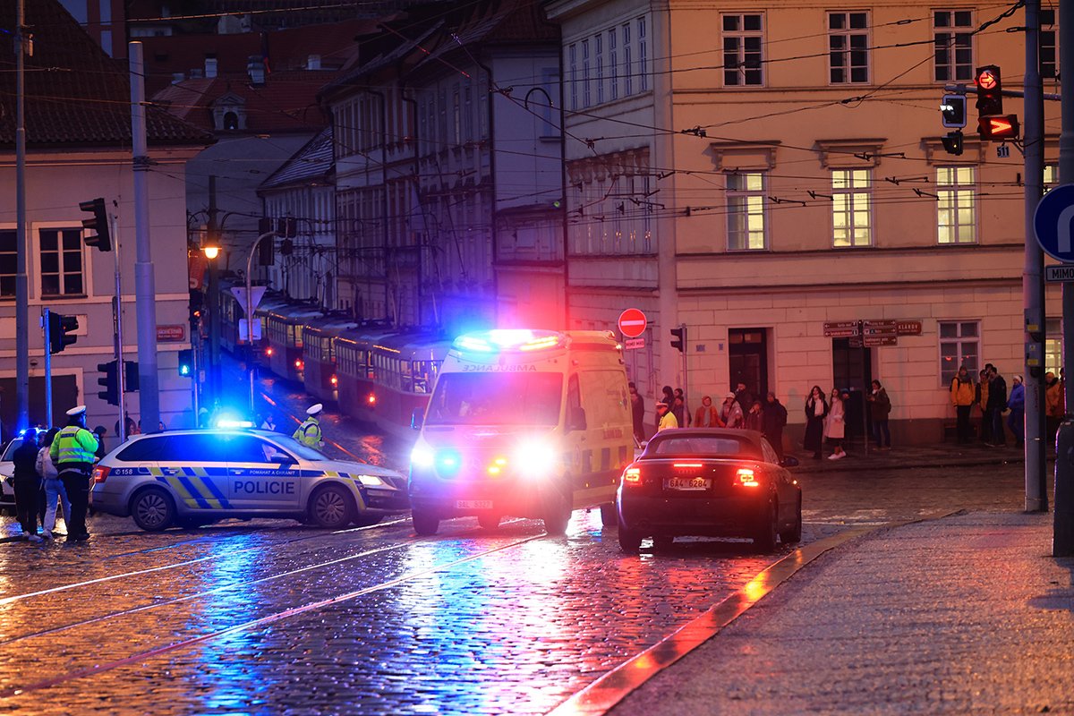 Машина скорой помощи направляется к месту стрельбы в центре Праги, 21 декабря 2023 года. Фото: Martin Divisek / EPA-EFE