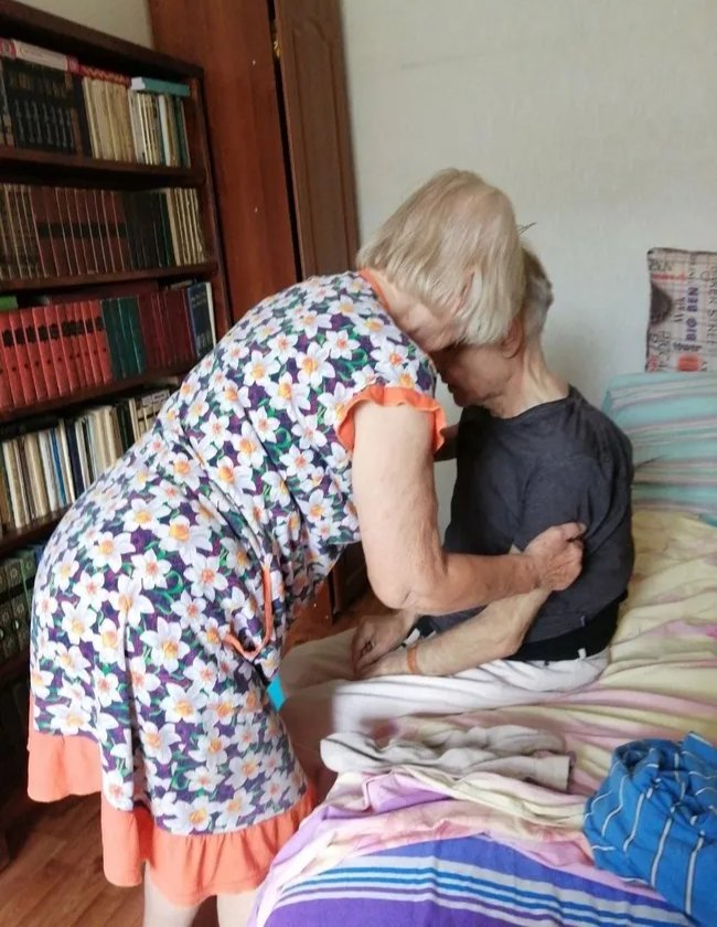 Дмитрий Колкер у себя в квартире перед госпитализацией, 29 июня 2022. Фото Алины Мироновой (дочери Дмитрия Колкера)