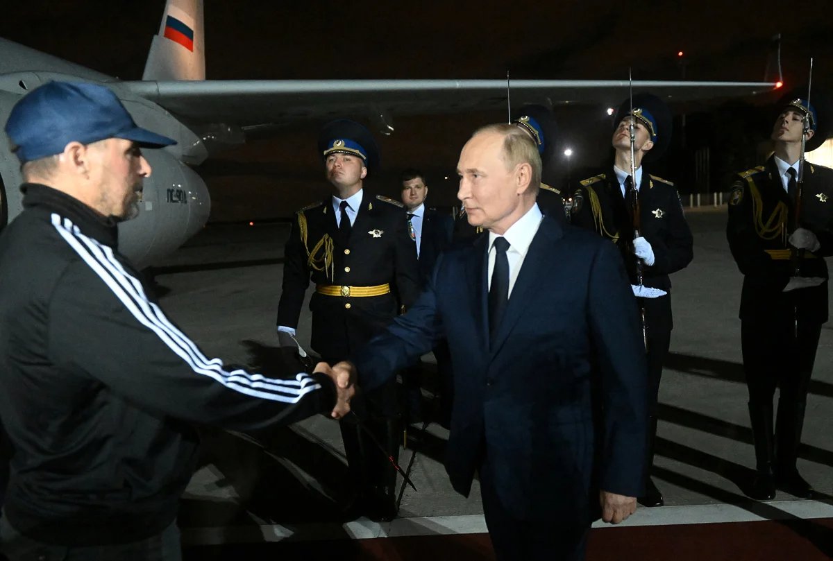 Vladimir Putin shakes the hand of exchanged assassin Vadim Krasikov at Moscow’s Vnukovo Airport, 1 August 2024. Photo: Mikhail Voskresensky / Sputnik / Reuters / Scanpix / LETA