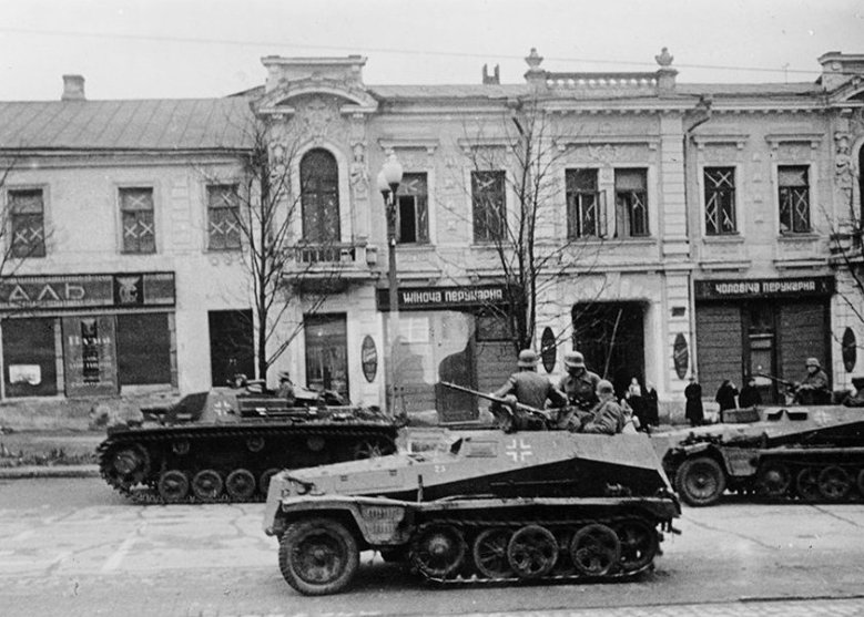 Немецкие военные входят в Харьков. Октябрь 1941 год. Фото: wwii.space
