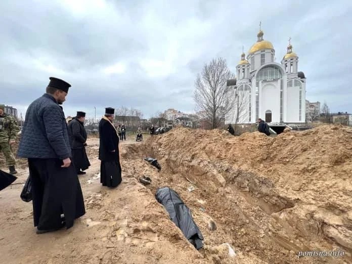Братская могила возле храма Андрея Первозванного в Буче. 
Фото: Анатолий Федорук / Facebook