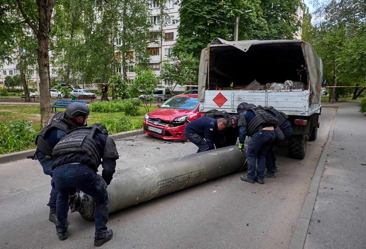 Украинские спасатели грузят обломки российской ракеты С-300 в грузовик после обстрела жилого квартала в Харькове, Украина, 14 мая 2024 года. Фото: Сергей Козлов / EPA-EFE