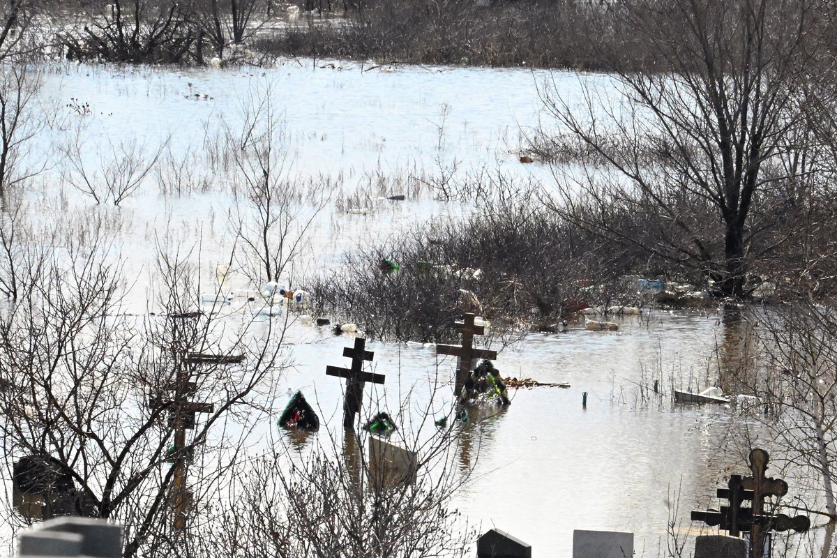 Затопленное кладбище в Орске, 7 апреля 2024 года. Фото: Анатолий Жданов / Коммерсантъ / Sipa USA / Vida Press