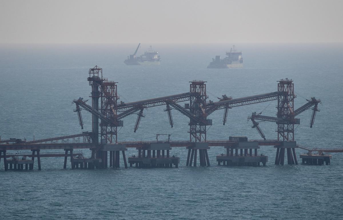 A Black Sea transshipment complex off the coast of Russia’s Krasnodar region. Photo: EPA /ALEXEY NIKOLSKY / SPUTNIK