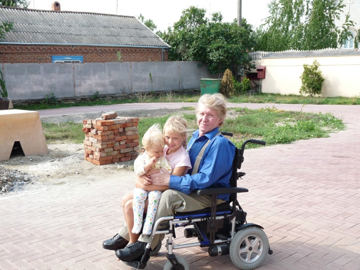 Юрий Трубачев с внуками. 2009 год. Фото из личного архива Гаряевой.