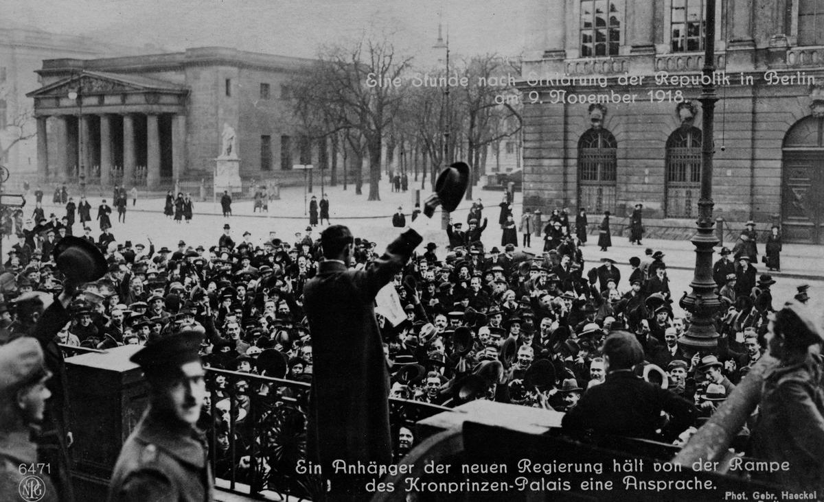 Декларация Республики в Берлине, 9 ноября 1918 года. Член нового правительства произносит речь с трибуны. Фото: Culture Club / Getty Images