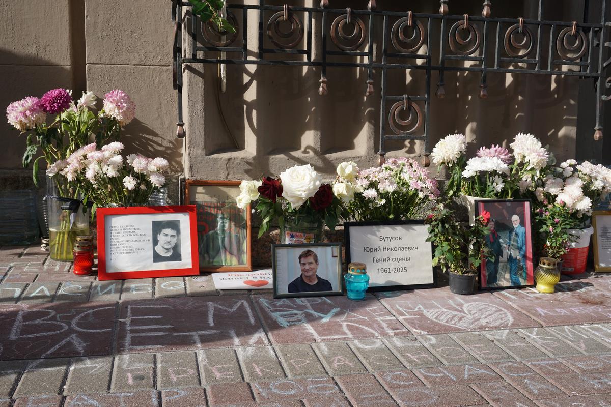 Фото стихийного мемориала Юрию Бутусову у Театра имени Вахтангова, 14.09.2025. Фото: «Новая газета Европа»