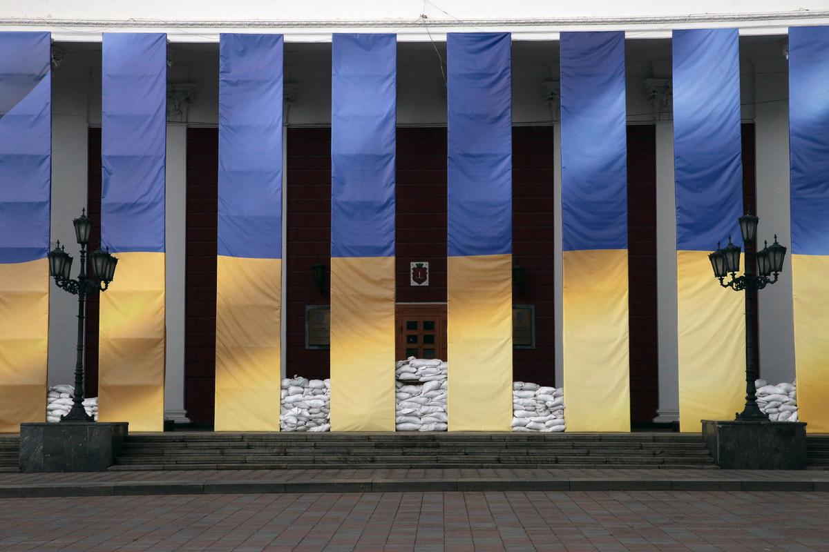 Вход в мэрию Одессы заблокирован мешками с песком. Фото: history, such as the Museum of the Filiki Eteria. EPA