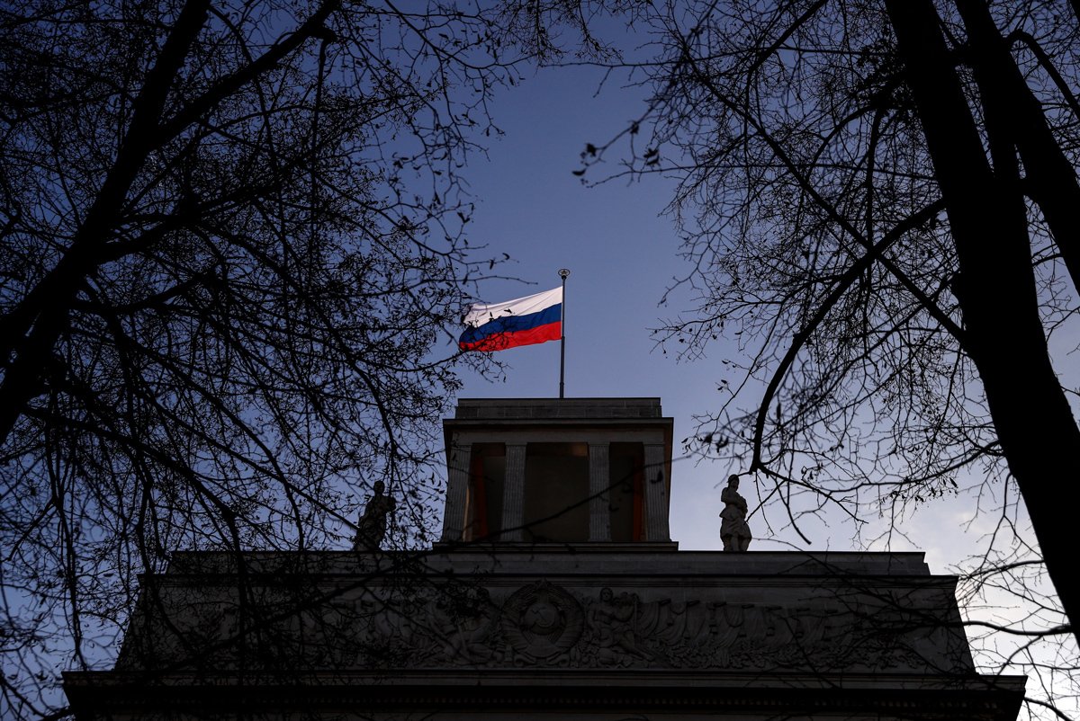 Flamuri rus mbi Ambasadën Ruse në Berlin. foto: Felipe Trueba / EPA-EFE