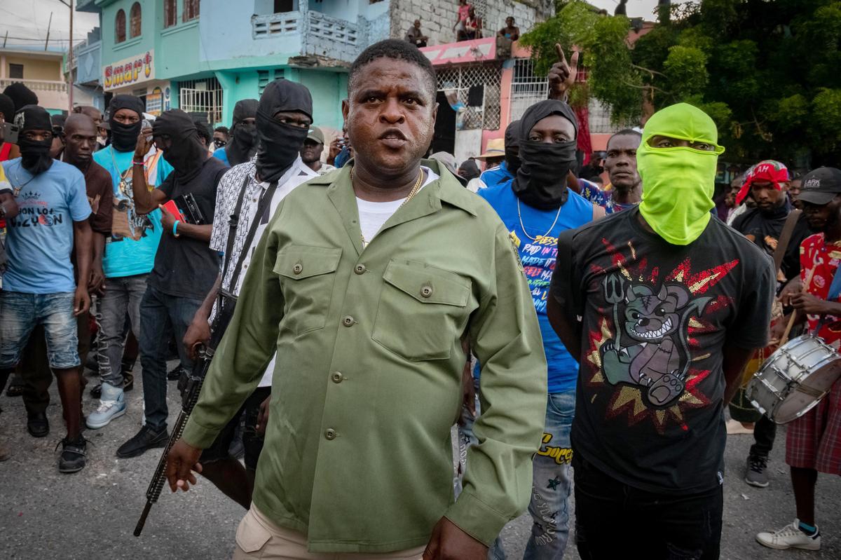 Джимми Черисье в окружении участников банд, призывает к отставке премьер-министра Ариэля Генри, Порт-о-Пренсе, Гаити, 19 сентября 2023 года. Фото Johnson Sabin / EPA-EFE