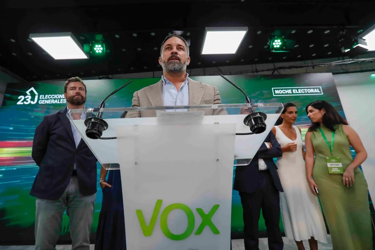 Лидер партии Vox Сантьяго Абаскаль произносит речь после оглашения результатов парламентских выборов. Фото: EPA-EFE / Mariscal