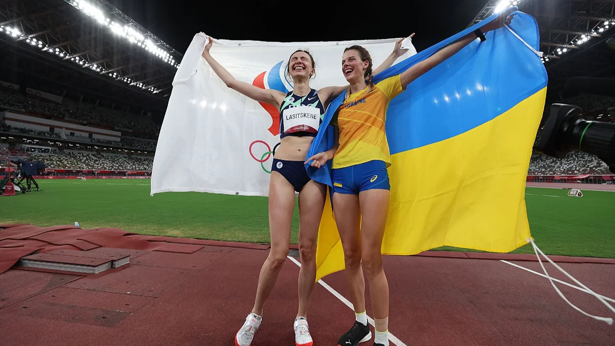 Какое действие двух спортсменок вызвало скандал на Олимпиаде в Токио? 