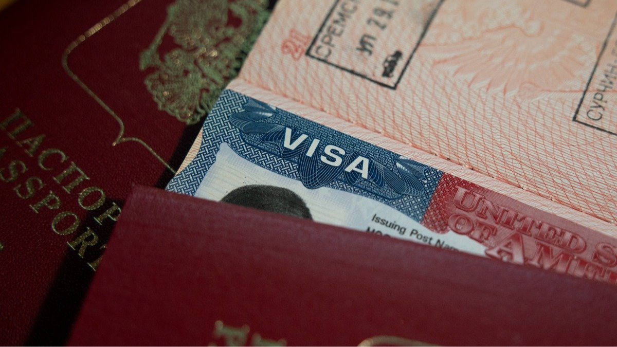 Приостановка иммиграционных виз США: что известно и как новые правила коснутся россиян?