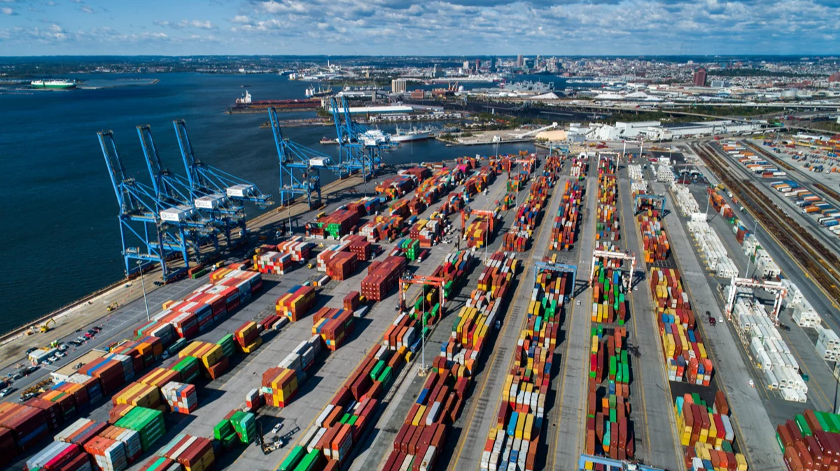 Морские контейнеры на морском терминале Seagirt, порт Балтимор, штат Мэриленд, США, 18 октября 2021 года. Фото: Jim Lo Scalzo / EPA-EFE