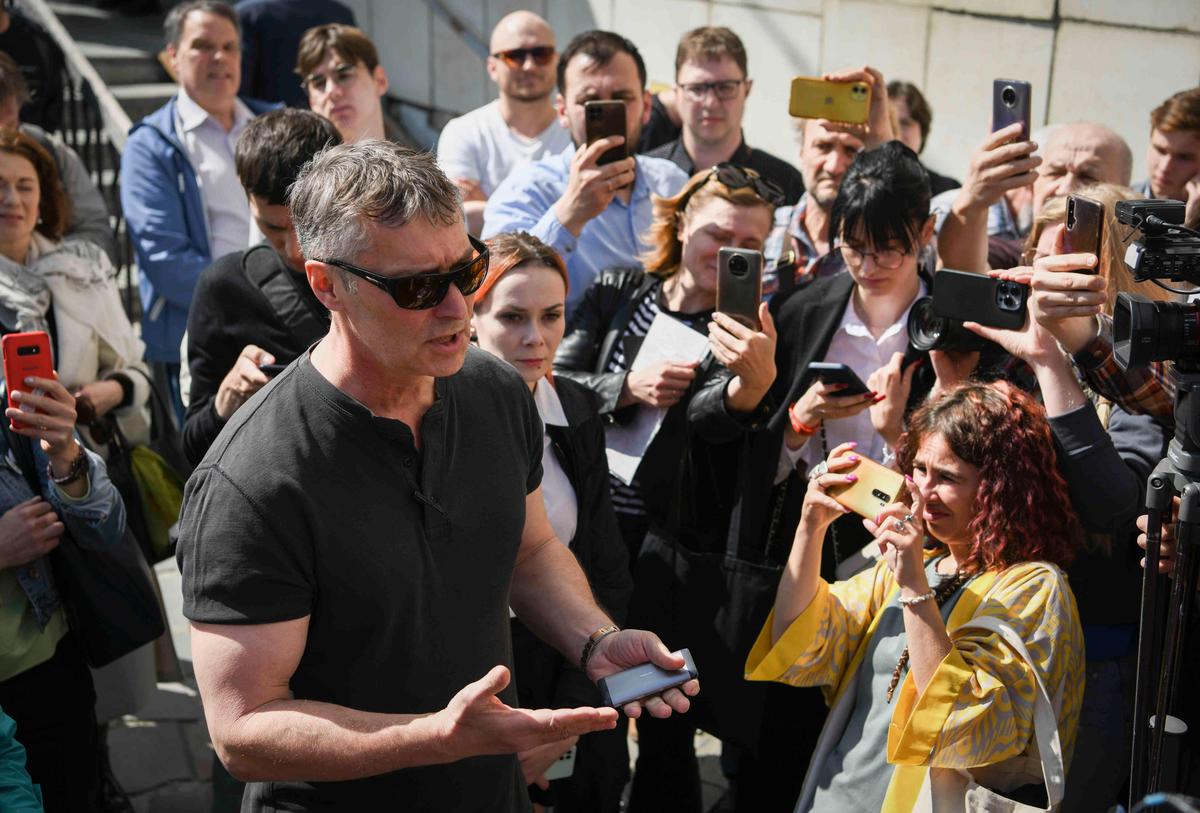 Евгений Ройзман возле здания суда. Фото: EPA-EFE / VLADIMIR PODOKSYONOV