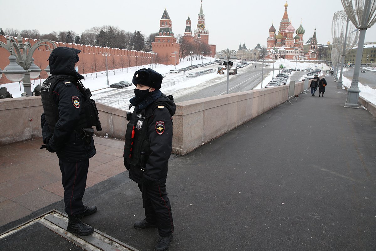 Полицейские охраняют Большой Москворецкий мост перед Кремлем возле места, где был убит Борис Немцов, 20 февраля 2021 года. Фото: Михаил Светлов / Getty Images