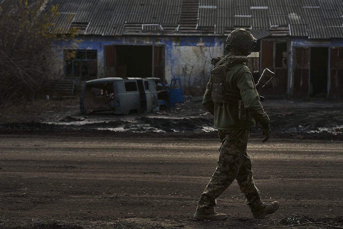 Украинский солдат идет по обстрелянному городу Часов Яр в Донецкой области, 5 ноября 2023 г. Фото: Костя Либеров / Libkos / Getty Images