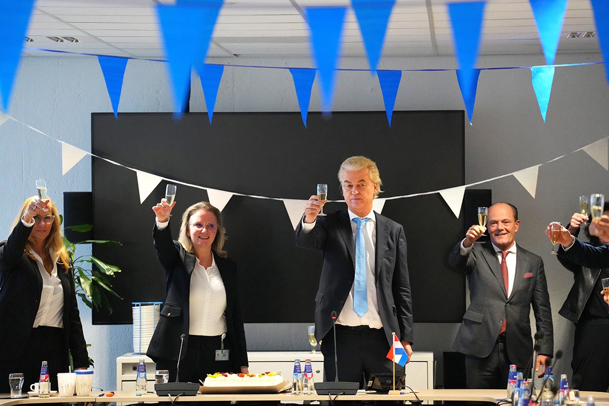 Герт Вилдерс (в синем галстуке), лидер Партии свободы Нидерландов (PVV), произносит тост после выступления на собрании в конференц-центре Nieuwspoort после победы его партии на выборах 23 ноября 2023 г. в Гааге, Нидерланды. Фото: Carl Court / Getty Images