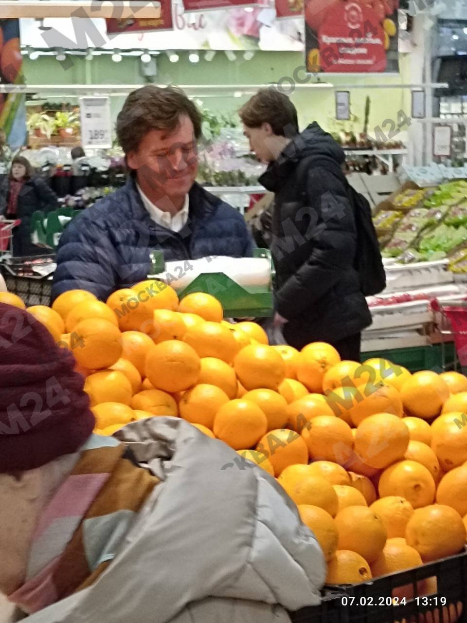 Carlson admiring oranges at a Moscow supermarket. Photo: Moscow 24 TV channel