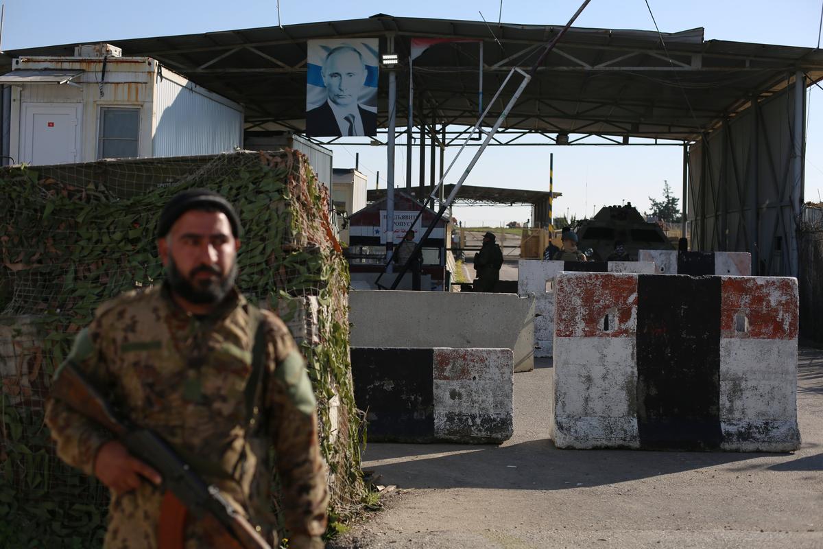 A Syrian opposition fighter guards the main entrance of Russia’s Hmeimim military base near the city of Latakia, western Syria, 2 January 2025. Photo: EPA-EFE / BILAL AL HAMMOUD