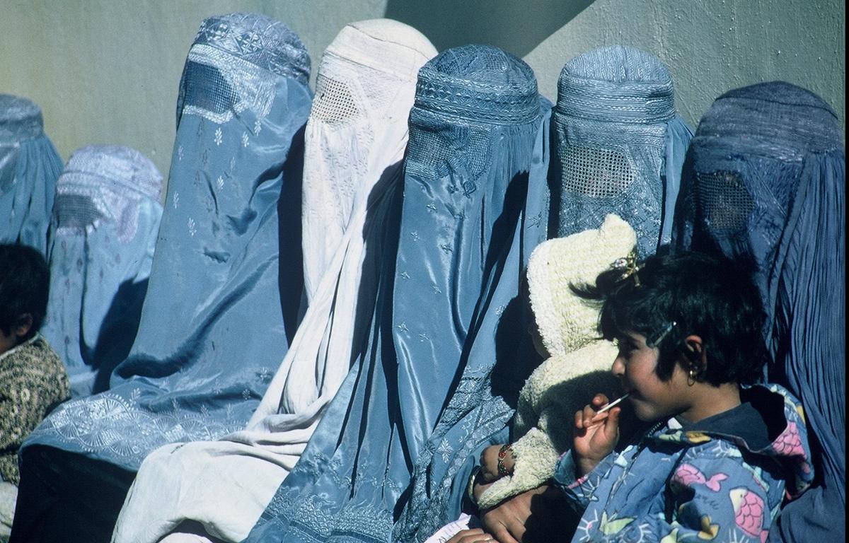 Женщины в бурках в Афганистане. Фото: Википедия