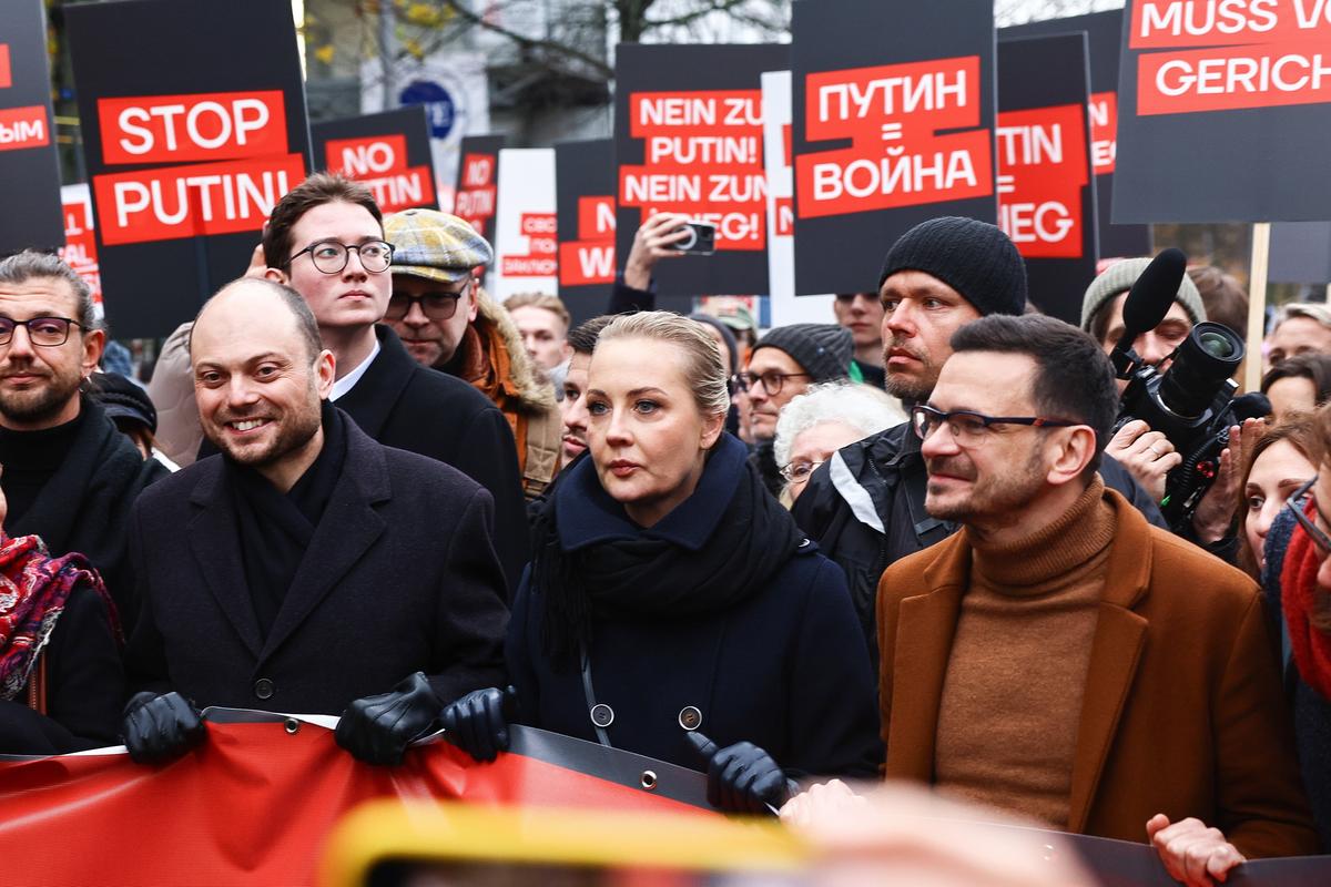 Vladimir Kara-Murza (L), Yulia Navalnaya (C) and Ilya Yashin (R) march in an anti-war demonstration in Berlin on 17 November 2024. Photo: EPA-EFE / FILIP SINGER