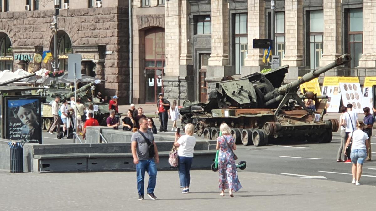 Burnt Russian military equipment on Khreshchatyk, where Putin was going to hold a parade. Kyiv, 24 August 2022. Photo by Jens Alstrup, exclusively for  Novaya Gazeta. Europe