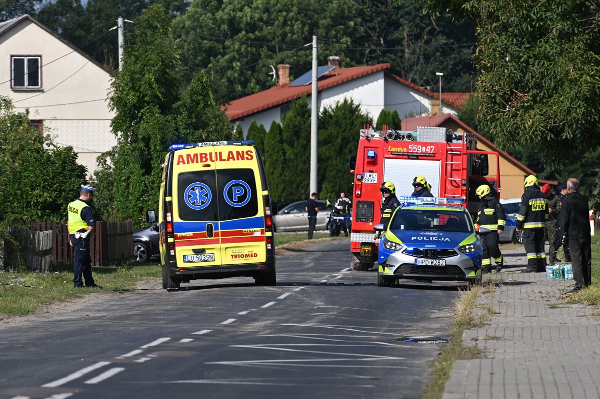 Экстренные службы на месте прилета российского дрона в Вырыки, Польша, 10 сентября 2025 года. Фото: Wojtek Jargilo / EPA