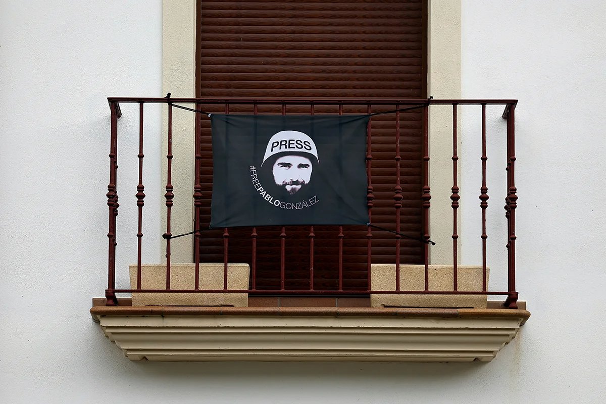 A poster reading “Free Pablo González” in the Basque town of Nabarniz, Spain, 1 August 2024. Photo: Vincent West / LETA