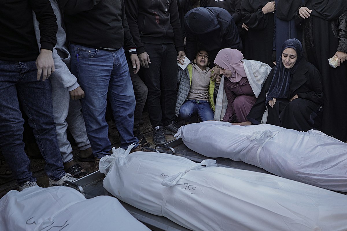 Родственники палестинцев, погибших в результате израильских авиаударов, южная часть сектора Газа, 21 ноября 2023 года. Фото: Haitham Imad / EPA-EFE