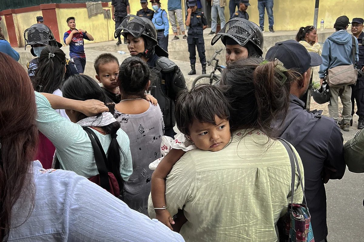 Relatives of Nepalis recruited by the Russian army. Photo: Irina Kravtsova / Novaya Gazeta Europe