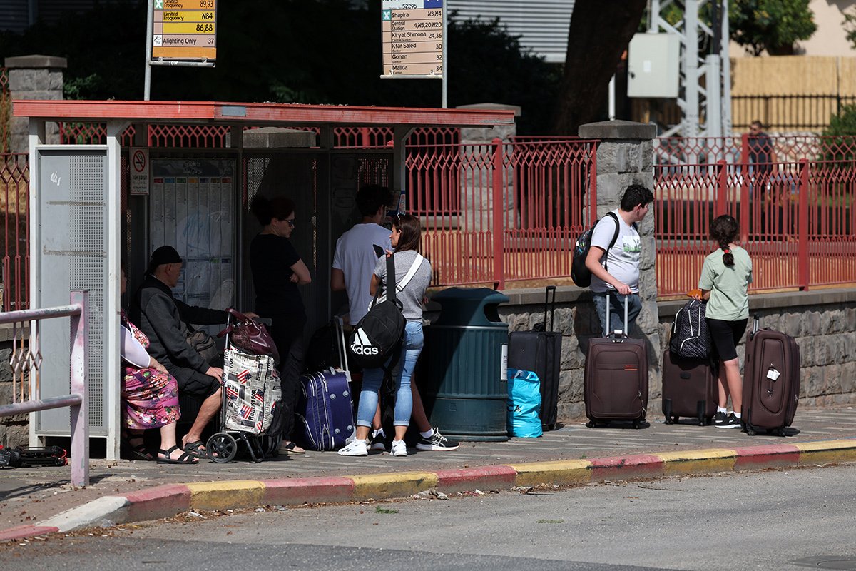 Израильтяне ждут эвакуации в центральные и южные районы Израиля, 22 октября 2023 года. Фото: Atef Safadi / EPA